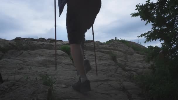 有假腿的男性徒步旅行者。残疾人冲破岩石，享受登山之旅的乐趣 — 图库视频影像