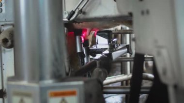 Kırmızı bir lazer robotu süt emmek ya da pompalamak için ineğin memesini tarar. İnek sağmak için otomatik makine robotu