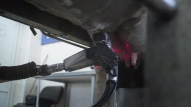 Kırmızı lazer, süt pompalamak ya da emmek için ineğin memesini tarar. İnek sağmak için otomatik makine robotu