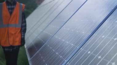 Kız mühendis eldivenli fotovoltaik güneş paneli pili ile dokunuyor. Enerji Yenilik Parkı.