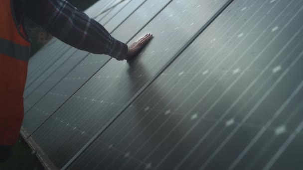 ガールエンジニアは、手袋をはめた手の太陽光発電パネルバッテリーで触れます。エネルギーイノベーションパーク. — ストック動画