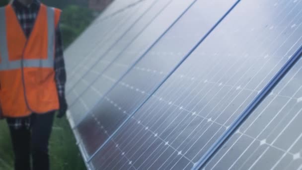 Ragazza ingegnere tocca con una mano guantata fotovoltaico batteria pannello solare elettrico. Parco dell'innovazione energetica. — Video Stock