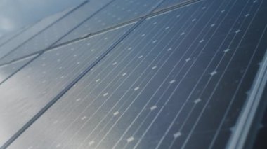 Erkek mühendis eliyle fotovoltaik güneş paneli piline dokunuyor. Enerji Yenilik Parkı.