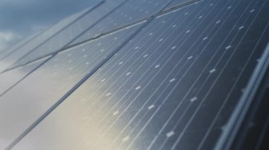 Alternatif enerjinin performansını ve güneş batımında fotovoltaik güneş hücrelerinin saflığını test eder