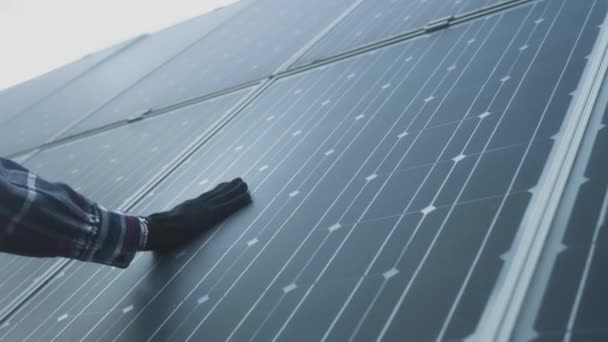 Mandlig ingeniør røre fotovoltaisk elektrisk solpanel batteri med sin hånd. Energi Innovation Park. – Stock-video