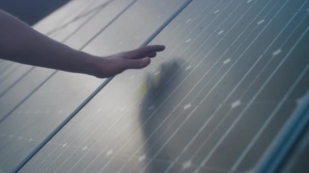 Ingeniero masculino tocando la batería del panel solar eléctrico fotovoltaico con su mano. Parque de Innovación Energética. — Vídeos de Stock