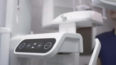 Panaromanyak 3 boyutlu diş tarayıcısının içindeki hasta kız. Modern bir diş kliniğinde dişler için ortomografi cihazı, MRI.