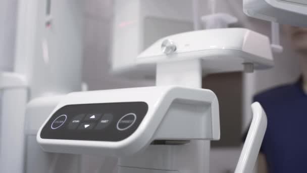 Пациентка в 3D сканере зубов паномании. Диагностическое оборудование ортопантомографическое устройство для зубов в современной стоматологической клинике, МРТ. — стоковое видео