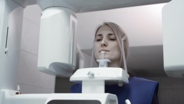 牙龈扫描。有耐心的女孩在一个泛芳香族3D扫描仪的牙齿。牙科矫形器，MRI诊断设备 — 图库视频影像