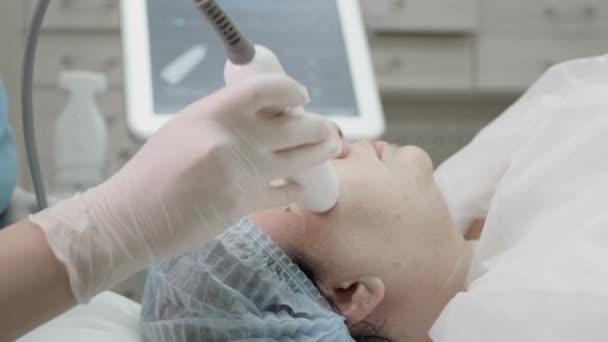 Procedimento cosmético na pele feminina do rosto. Levantamento de rugas não cirúrgico. O terapeuta faz um levantamento de plasma para uma cliente mulher. — Vídeo de Stock