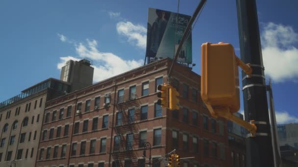 Sárga felakasztott közlekedési lámpa New Yorkban. Útkereszteződés turista helyeken. A város pénzügyi negyedében. Piros és zöld lámpák. — Stock videók