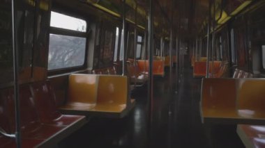 New York United States - 02 08 2019: metro vagonundaki boş koltuklar. New York metro istasyonunda hiç yolcu yok. Halka açık yerlerde salgın sırasında insan eksikliği