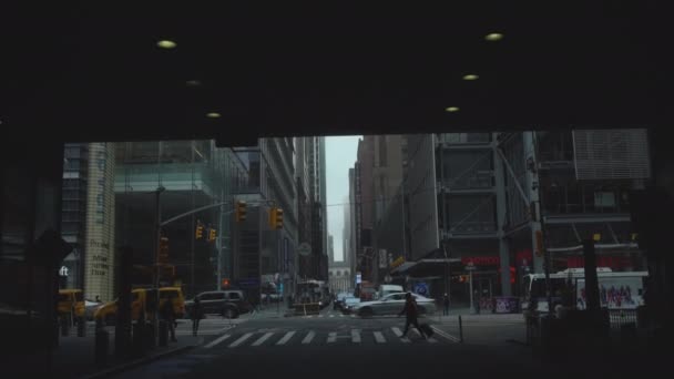Манхэттен, Нью-Йорк - 03.2021: Rush Hour Traffic, Манхэттен. Дневная улица Нью-Йорка. Машины ездят, и пар выходит из-под земли. Нормальный вид на город, трафик и будний день — стоковое видео