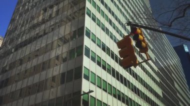 New York 'ta Sarı Asılı Trafik Işığı. Turistik bölgelerde kesişen yollar. Şehrin finans bölgesinden. Kırmızı ve yeşil ışıklar.