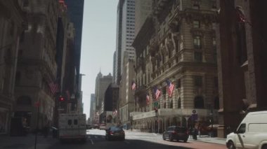 Manhattan, New York - 20,03,2021: Trafik, Manhattan. New York 'ta gündüz vakti. Arabalar gider ve yerden buhar çıkar. Normal şehir manzarası, trafik ve hafta içi