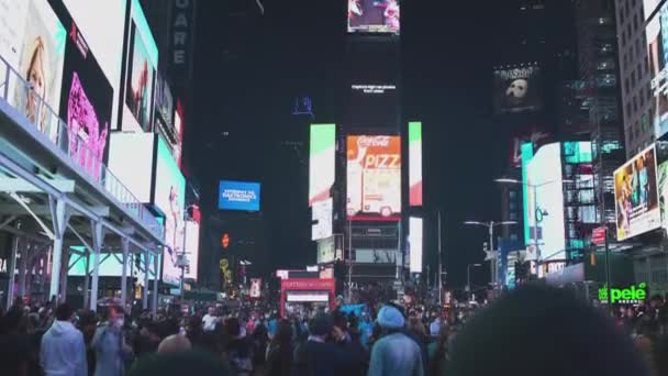 ΝΕΑ ΥΟΡΚΗ, ΗΠΑ - 19.03,2021: Οι τουρίστες περπατούν στην πλατεία Famous Times Square στη Νέα Υόρκη νύχτα. Δημοφιλές τουριστικό σημείο τη νύχτα. Ο κόσμος βλέπει διαφημίσεις — Αρχείο Βίντεο