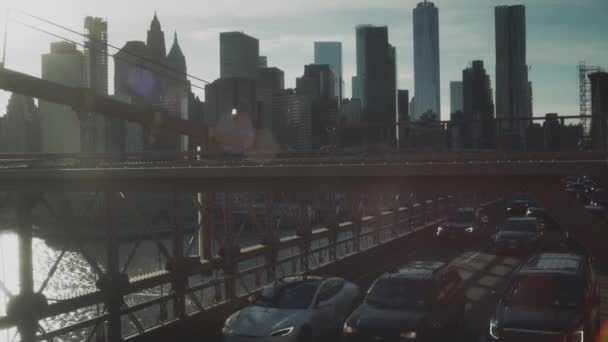 ÚJ YORK CITY, USA - 03 06 2021: Az autók dugóba kerülnek a Brooklyn hídon. Csúcsforgalom egy nyári napon — Stock videók