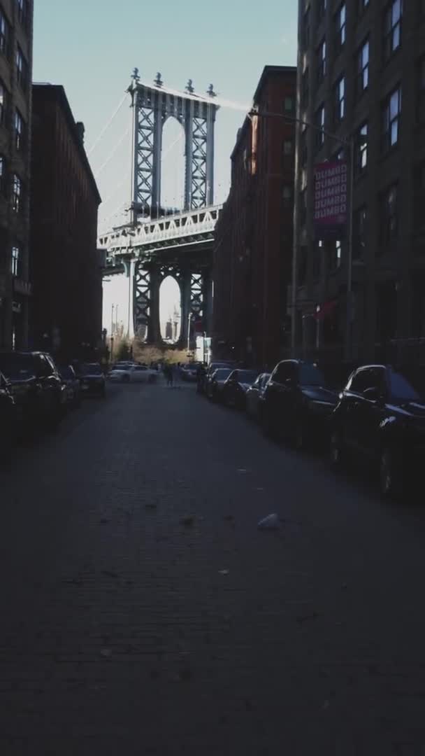 NEW YORK CITY, USA - 19.03,2021: View of Manhattan Bridge from Dumbo. A New York landmark, a tourist spot where photographs are taken — Stock Video