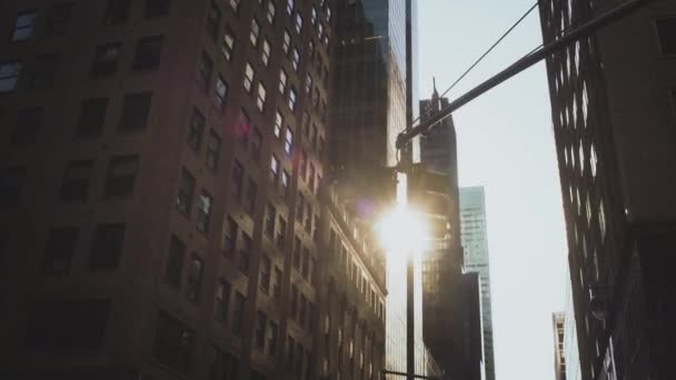 Κίτρινο Κρεμασμένο φανάρι στη Νέα Υόρκη. Διασχίζοντας δρόμους σε τουριστικά μέρη. Οικονομική περιφέρεια της πόλης. Κόκκινα και πράσινα φώτα. — Αρχείο Βίντεο