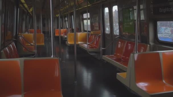 纽约2019年8月2日：地铁车厢空座位。在纽约地铁列车上没有乘客。在公共场所大流行病期间人手不足 — 图库视频影像