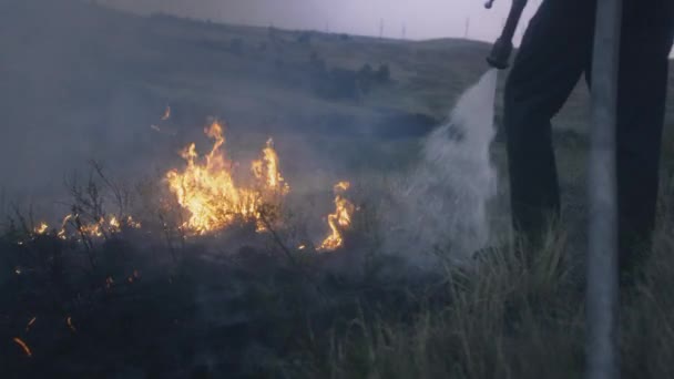 W ogniu, strażak szuka możliwych ocalałych — Wideo stockowe