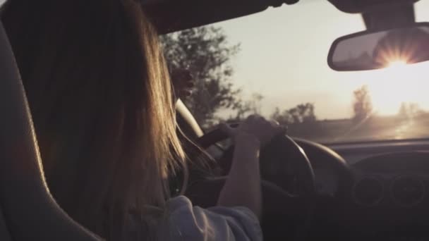 Młoda dziewczyna jeżdżąca kabrioletem zaczyna się ruszać. Początek wędrówki. Kobieta prowadząca samochód. Trzyma kierownicę rękami. — Wideo stockowe