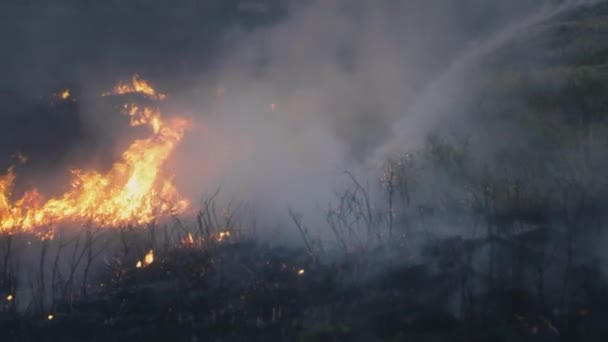 No incêndio, um bombeiro procura possíveis sobreviventes. — Vídeo de Stock