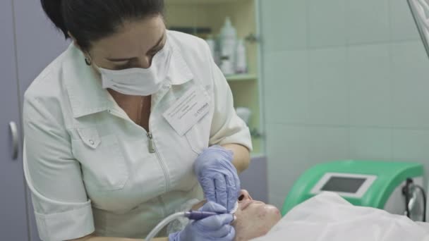 Косметологічна процедура, операція. Лікар лікує проблемну шкіру прищами та акне. Лазер для здорової шкіри . — стокове відео