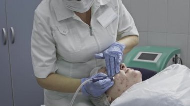 Kozmetik prosedür, operasyon. Doktor sorunlu deriyi sivilcelerle ve sivilcelerle tedavi ediyor. Sağlıklı cilt için lazer.