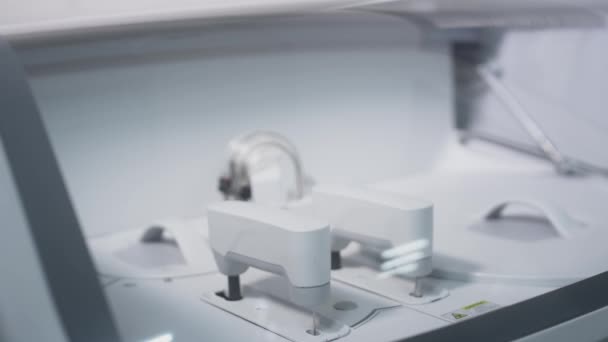 Automatyczny medyczny aparat naukowy do analizy krwi i biomateriału. Analizator biochemiczny pobierający próbki z probówek. — Wideo stockowe