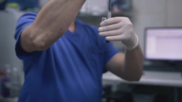 Doktor bir adam test tüpünde kan testi yapar. Laboratuvar ya da hastane ofisinde bilimsel araştırma. — Stok video