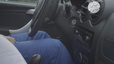 Araba motorunu çalıştırıyorum. Adam mekanik bir araba çalıştırıyor. Kontak anahtarını çevirir, arabayı çalıştırır. Anahtarı kontağa yerleştirir