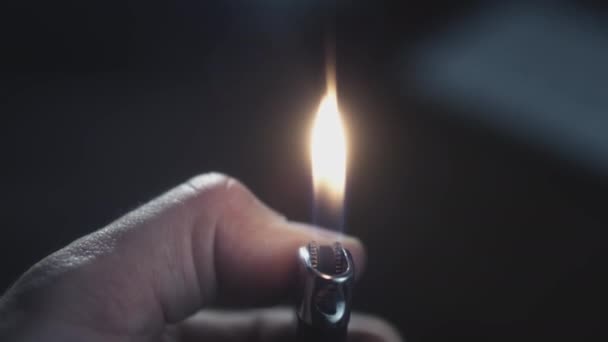 Briquet métal argenté sur fond noir avec flamme . — Video