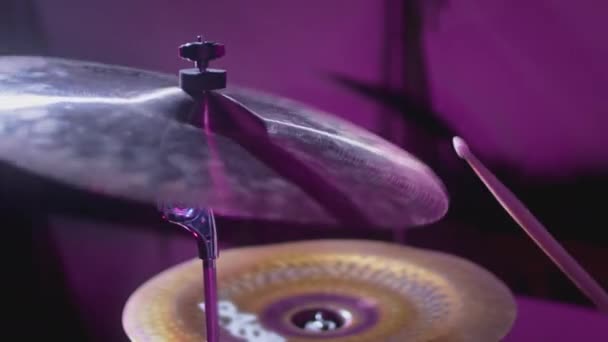 Artista masculino toca um kit de bateria. Show noturno em estúdio de gravação de instrumentos musicais. O baterista bate e acerta o cymbal crash e oi-hat — Vídeo de Stock