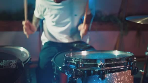 UFA RUSSIA 10.09.2021: Male Artist memukul drum kit, snare drum dan crash. Pertunjukan malam di sebuah studio rekaman instrumen musik. Drummer pada Repetition of rock or metal musik band. — Stok Video