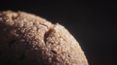 Mutfak fırınında ev yapımı organik hamur ekmeği. Ekmek yukarı kaldırıldı ve pişirildi. Fırıncı fırında yemek pişirir. Ürün üretimi