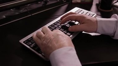 yaşlı klavyenizdeki yazarak adam