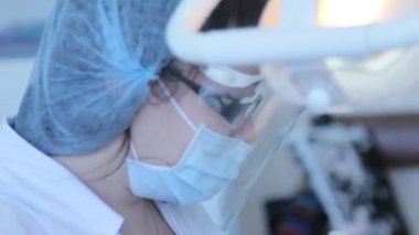 Ağzına çalışan diş hekimi.