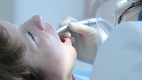 Tandläkare arbetar i munnen — Stockvideo