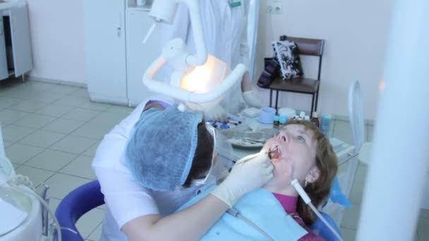 Dentist working in mouth. — Stock Video