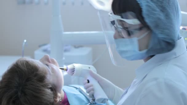 Стоматолог работает во рту . — стоковое видео