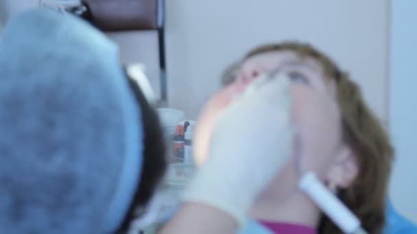 Dentista que trabalha na boca . — Vídeo de Stock