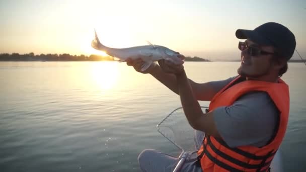 Pescador hombre sosteniendo un gran lucio de pescado . — Vídeos de Stock