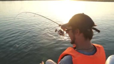 bir adam neredeyse balıkçı bir balık yakaladı