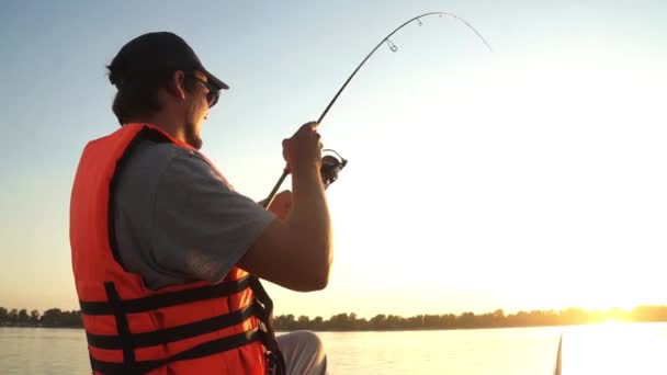 Рыбак активно ловит рыбу . — стоковое видео