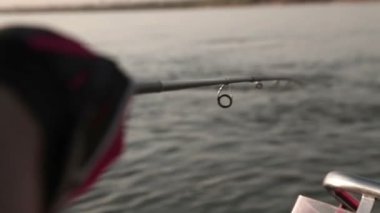 çubuk su arka plan üzerinde iplik.