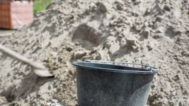 Bir kürek bir kova ile beton toplamak