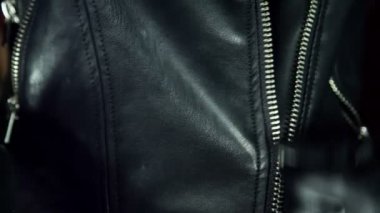ZIP raptiye ile düz siyah kumaş.