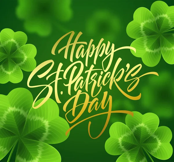 Gouden handschrift belettering Happy Saint Patricks Day op groene achtergrond gemaakt van realistische klaverbladeren en gouden glitter glitter. Vectorillustratie — Stockvector