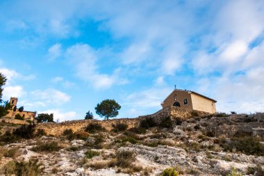 Dağda eski bir inziva yeri
